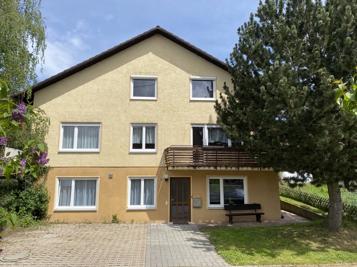 Die Immobilie mit 3 bis 4 Wohnungen, grosser Garage und weitläufigem Grundstück.