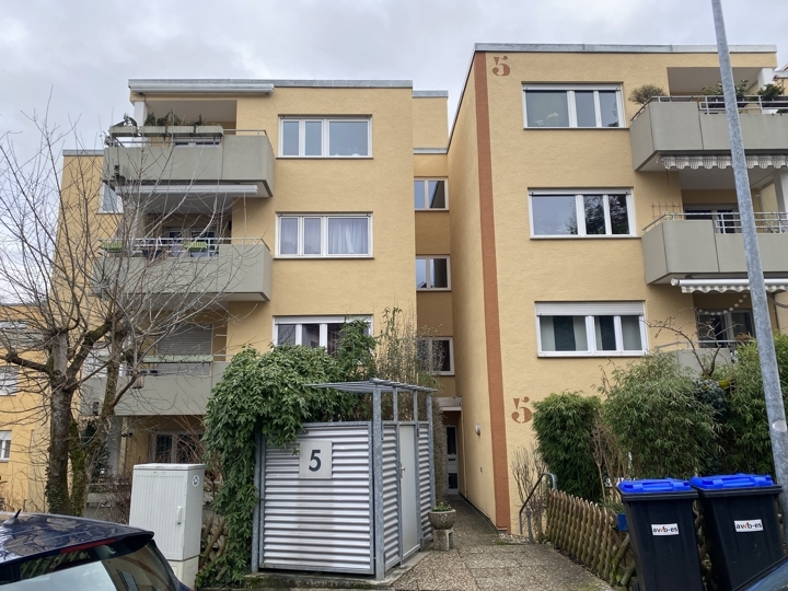 In ruhiger Halbhöhnlage - die schöne 3 - Zimmerwohnung mit Balkon und TG-Stellplatz!
