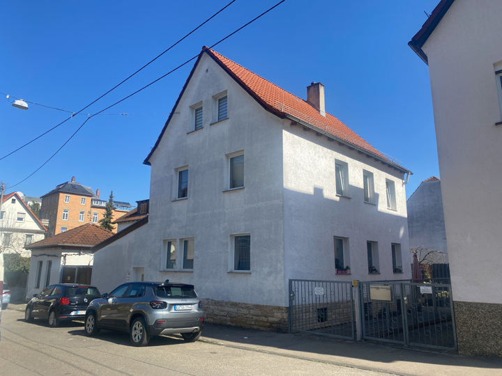 Charmante sanierte Liegenschaft mit drei Wohneinheiten, grosszügigem Anbau und sonnigem Innenhof.