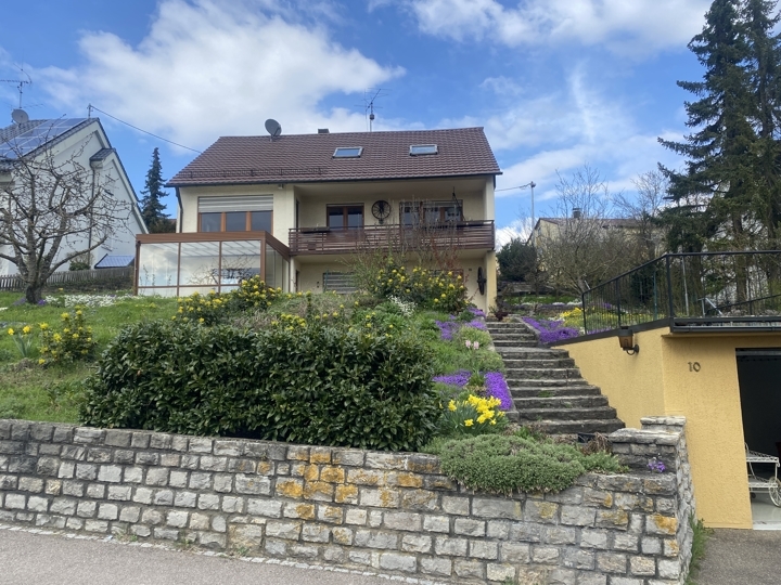 Charmante Immobilie in sehr guter, sonniger Wohnlage mit ELW und ausgebautem Dachgeschoss.