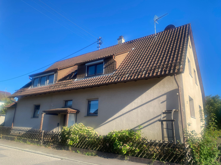 Das schöne 2 Familienhaus bietet viel Platz - die ganze Familie unter einem Dach mit grossem Garten!