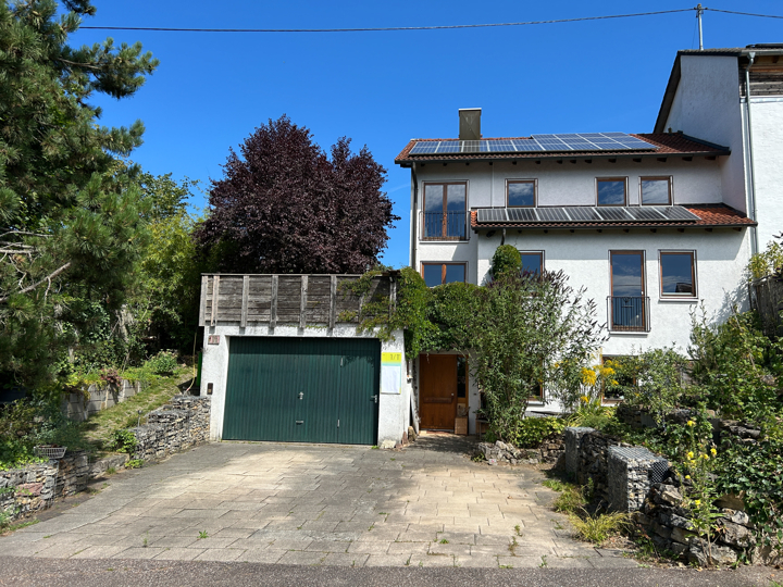 Charmantes Einfamilienhaus mit ELW idyllischem, wunderbar eingewachsenem Garten und tollem Weitblick