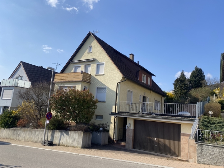 Die charmante Liegenschaft für kreative Köpfe mit weitläufigem Garten, Garagen und  Platz zum Wohnen