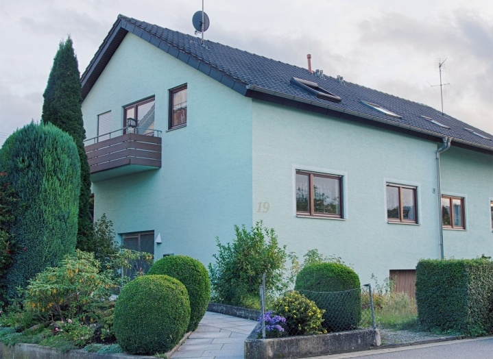 Großzügige, renovierte DHH, ruhige Wohnlage, direkt in Wiernsheim, Terrasse und sonniger Garten ....