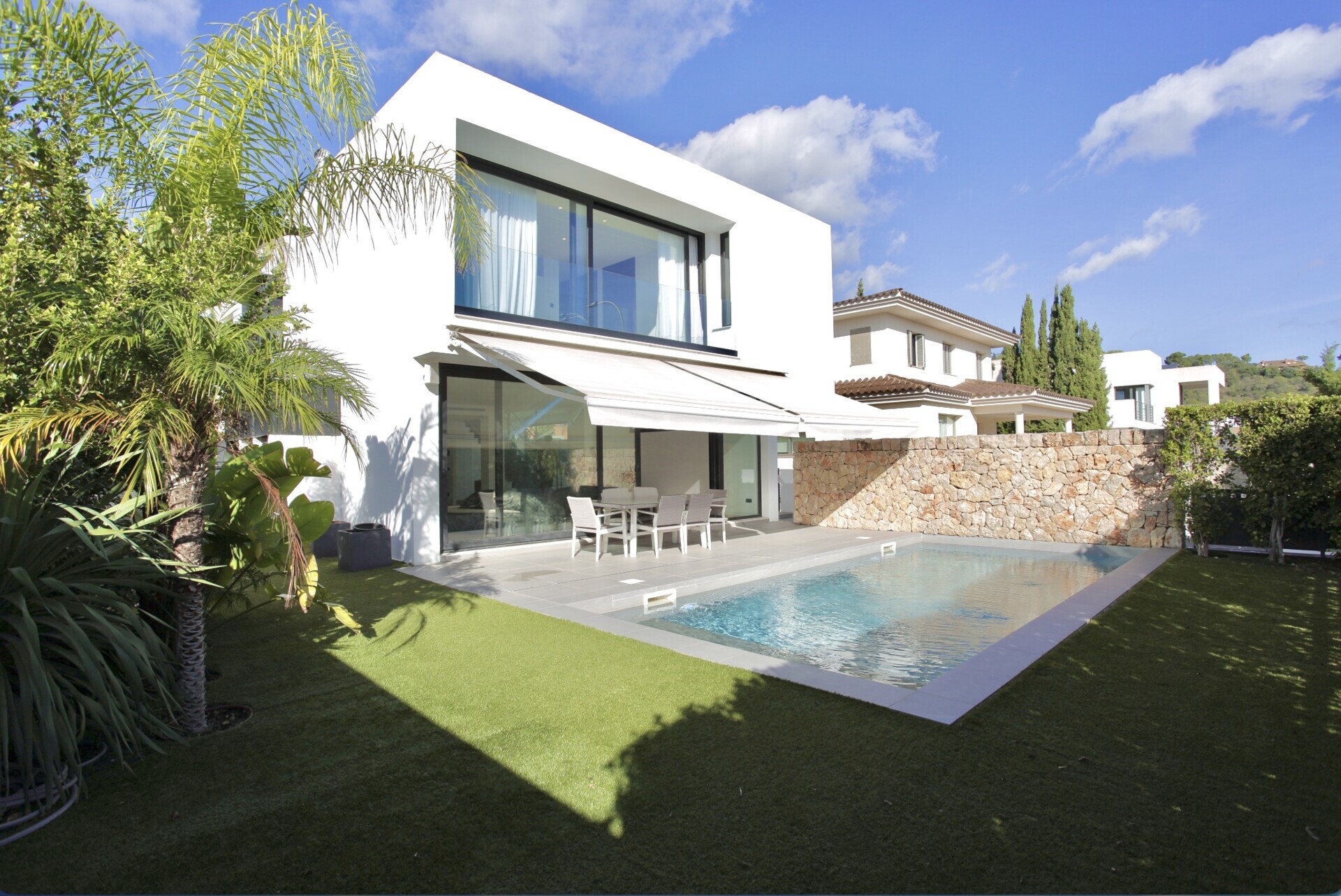 Villa de lujo Mallorca Propiedades exclusivas Palma Inmobiliaria premium Mallorca Vistas Bahía de Palma Diseño contemporáneo Estilo de vida mediterráneo Arquitectura moderna Casa con piscina privada Residencias Son Puig Confort y elegancia Inversión inmobiliaria Mallorca