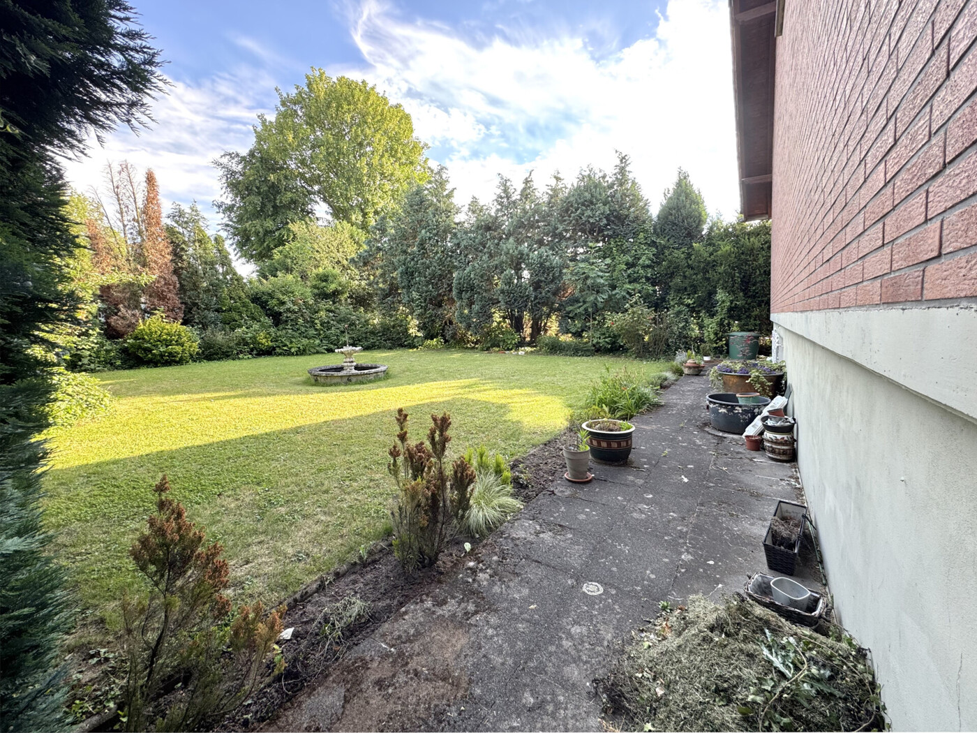 Versteckte sonnige ruhige Gartenwelt
