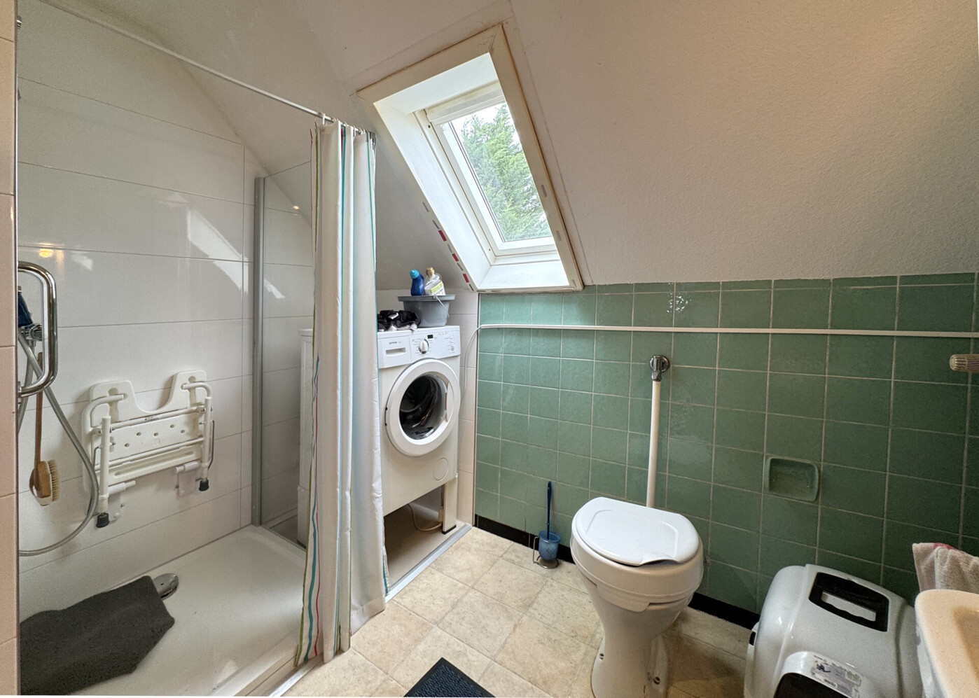 Badezimmer DG links