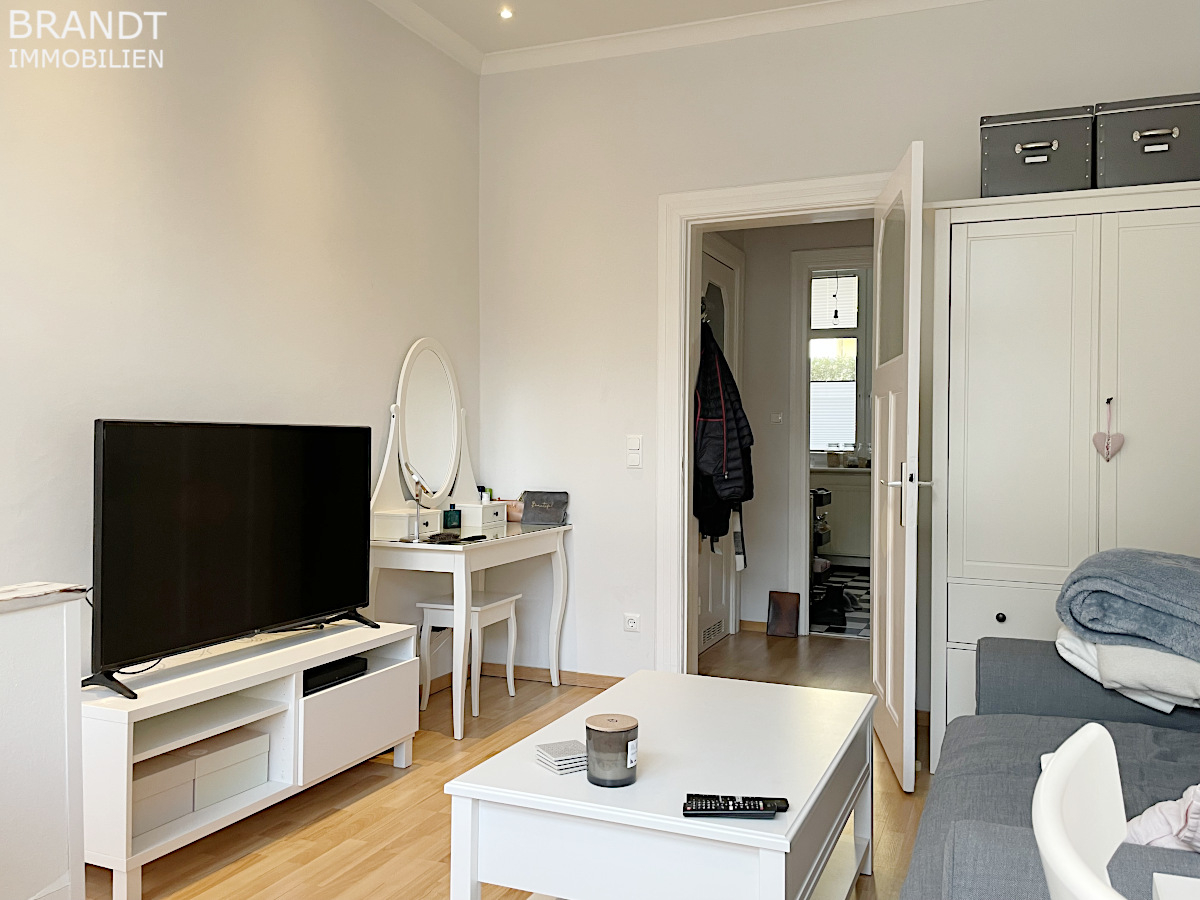 HH-WINTERHUDE! Helle 1 1/2 Zimmer-Altbauwohnung über 2 Ebenen/37 m² - mit moderner Möblierung... - Photo 3