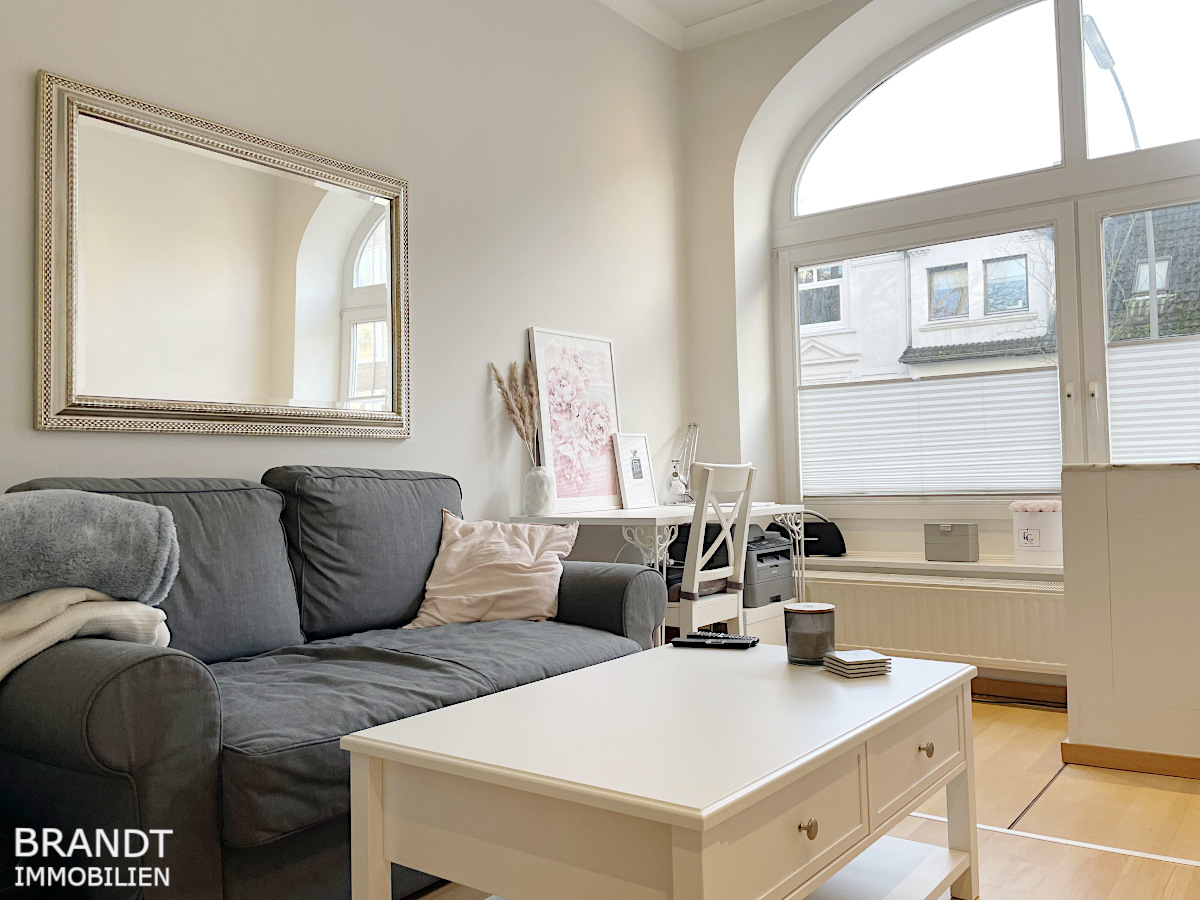 HH-WINTERHUDE! Helle 1 1/2 Zimmer-Altbauwohnung über 2 Ebenen/37 m² - mit moderner Möblierung... - Photo 1