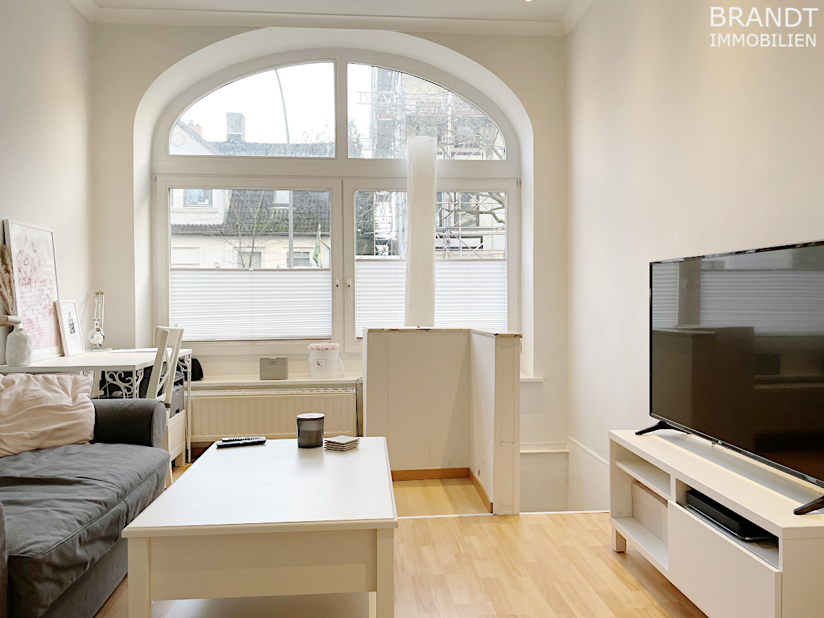 HH-WINTERHUDE! Helle 1 1/2 Zimmer-Altbauwohnung über 2 Ebenen/37 m² - mit moderner Möblierung... - Photo 2