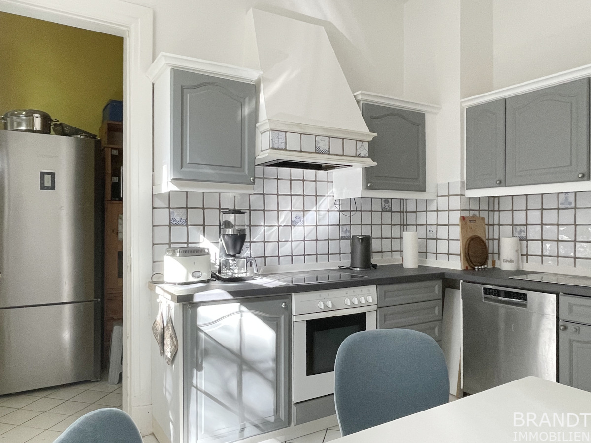 Winterhude! Möblierte 3,5-Zimmer-Altbauwohnung mit 2 Balkonen und Fahrstuhl... - Photo 4