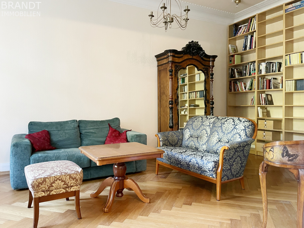 Winterhude! Möblierte 3,5-Zimmer-Altbauwohnung mit 2 Balkonen und Fahrstuhl... - Photo 2