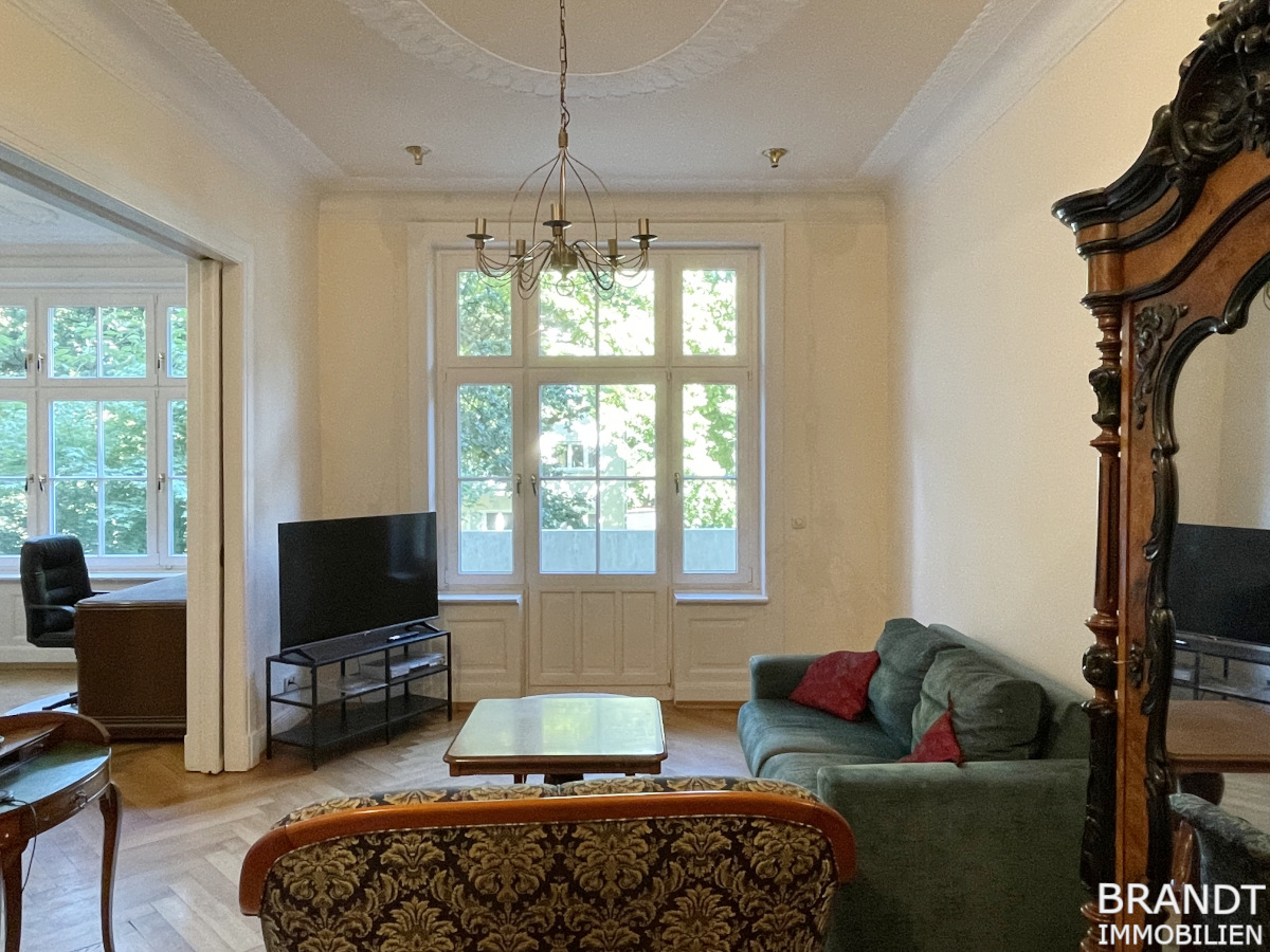 Winterhude! Möblierte 3,5-Zimmer-Altbauwohnung mit 2 Balkonen und Fahrstuhl... - Photo 5