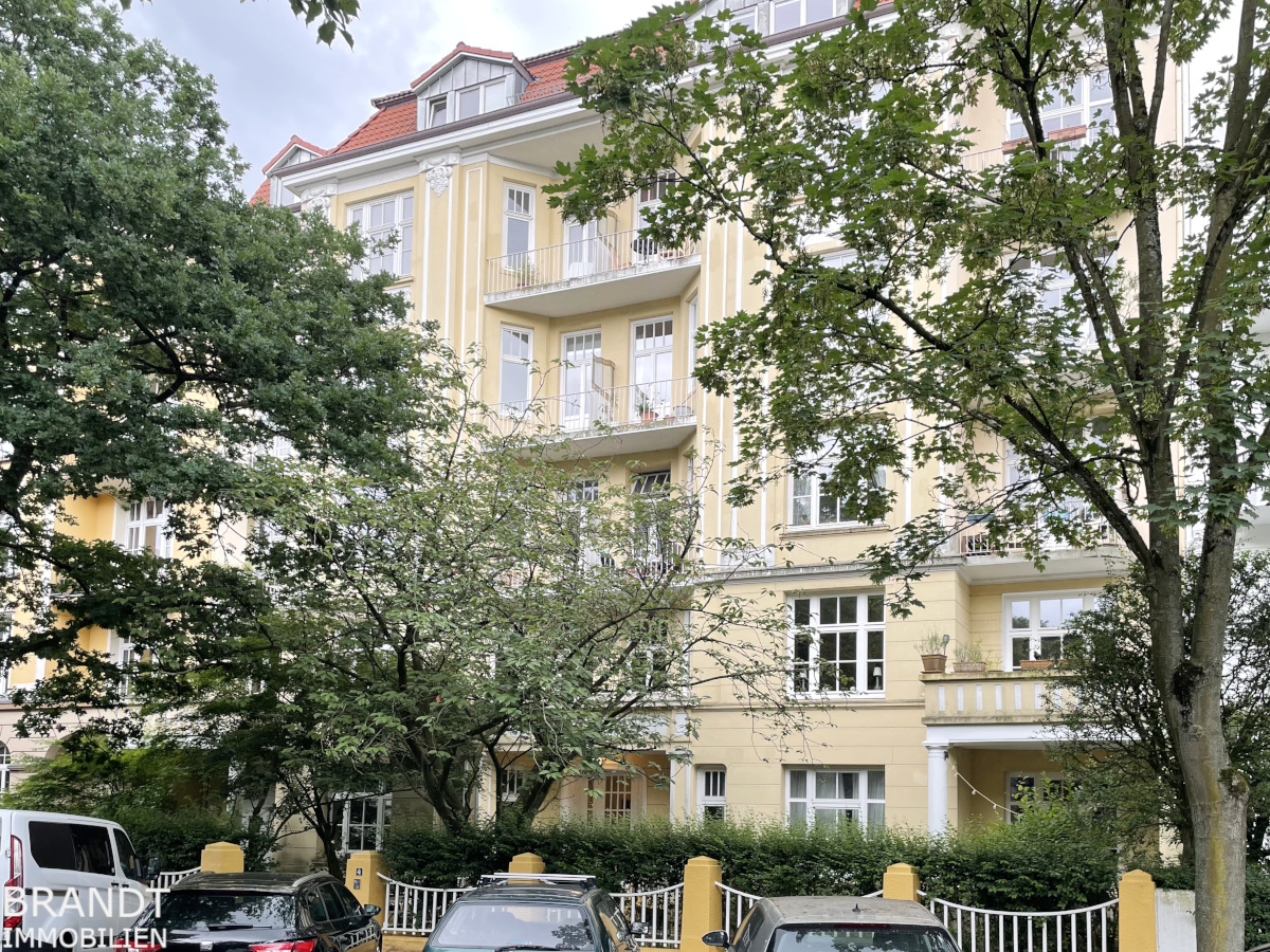 Winterhude! Möblierte 3,5-Zimmer-Altbauwohnung mit 2 Balkonen und Fahrstuhl... - Photo 3