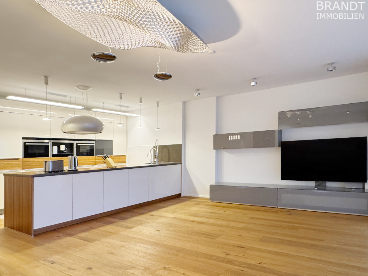Sehr zentrale Citylage - hochwertige 3-Zi.-Whg./107m², TG, Lift, Balkon - Blick ins Grüne - Photo 2