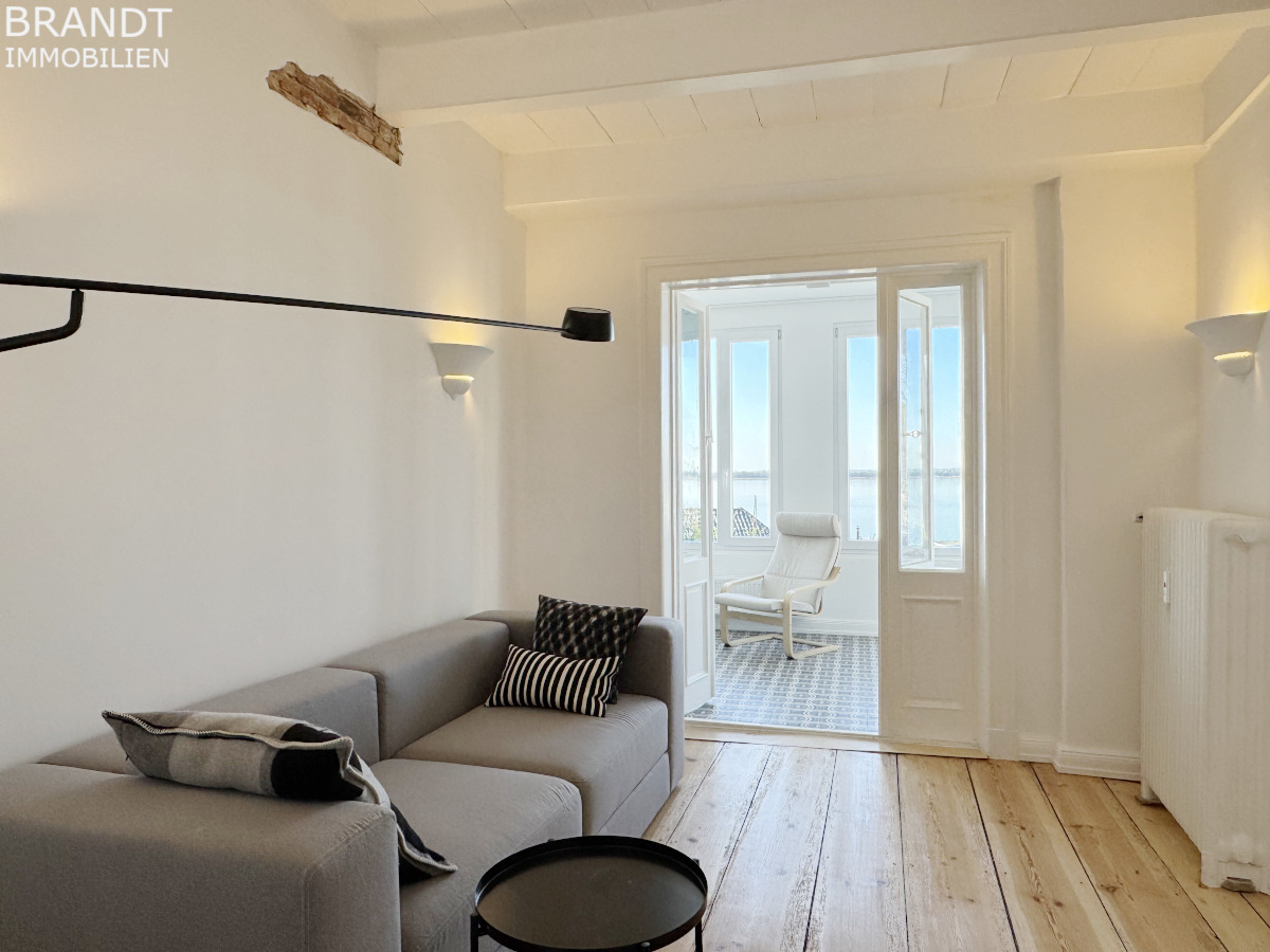 Erstbezug, Modernisierte 3 Zi.-Whg. mit Elbblick u. gr. Terrasse im Treppenviertel/Blankenese! - Foto 2