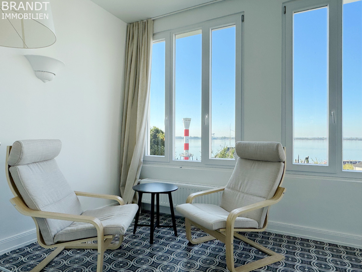 Erstbezug, Modernisierte 3 Zi.-Whg. mit Elbblick u. gr. Terrasse im Treppenviertel/Blankenese! - Foto 1