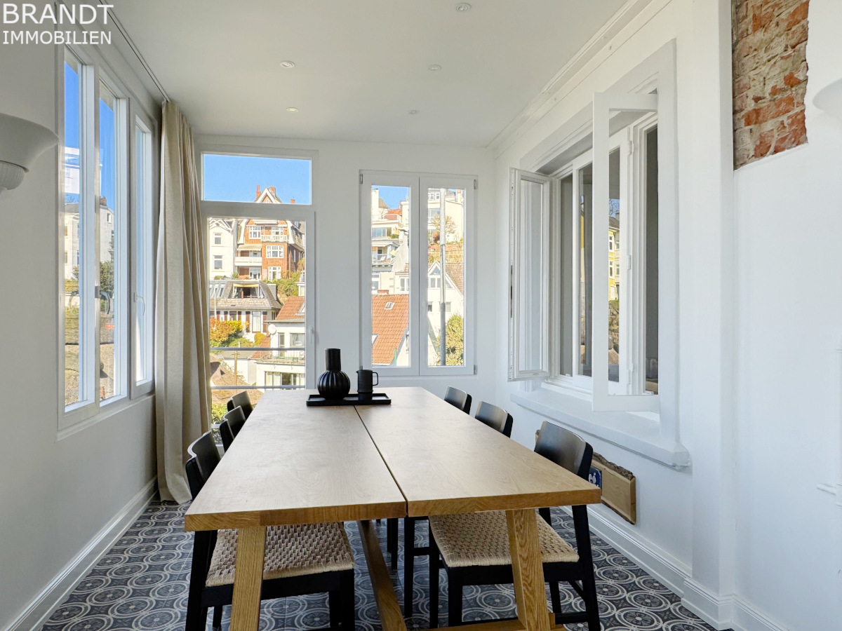 Erstbezug, Modernisierte 3 Zi.-Whg. mit Elbblick u. gr. Terrasse im Treppenviertel/Blankenese! - Foto 3