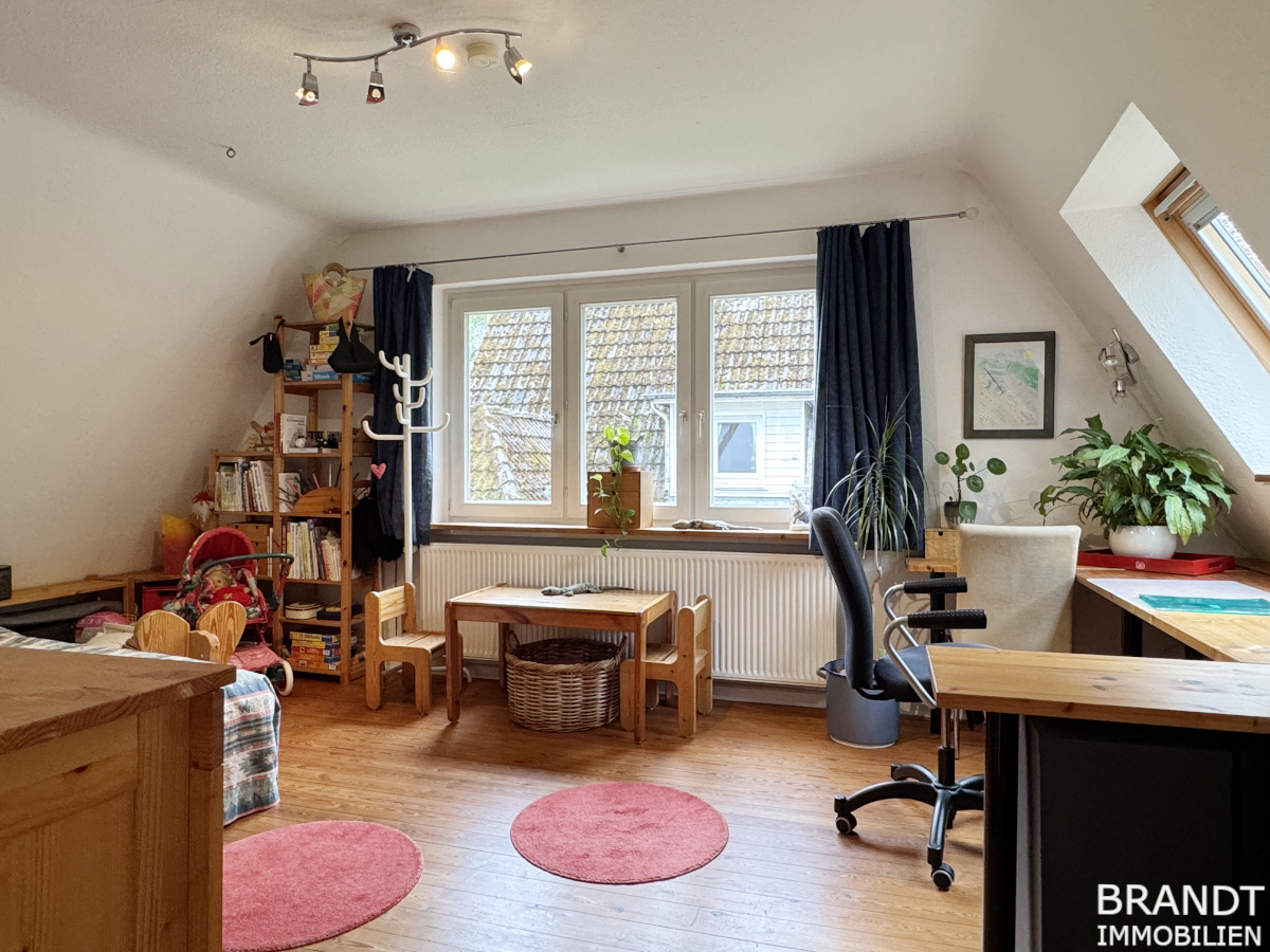 6 Zimmer-Einfamilienhaus mit 2 Bädern und 4 Schlafzimmern in HH-Volksdorf! - Photo 4