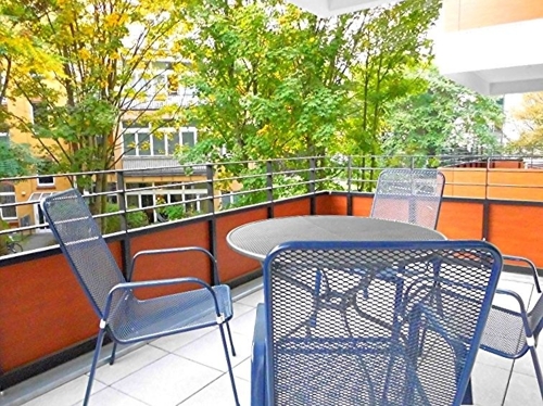 sonniger Innenhof-Balkon.png