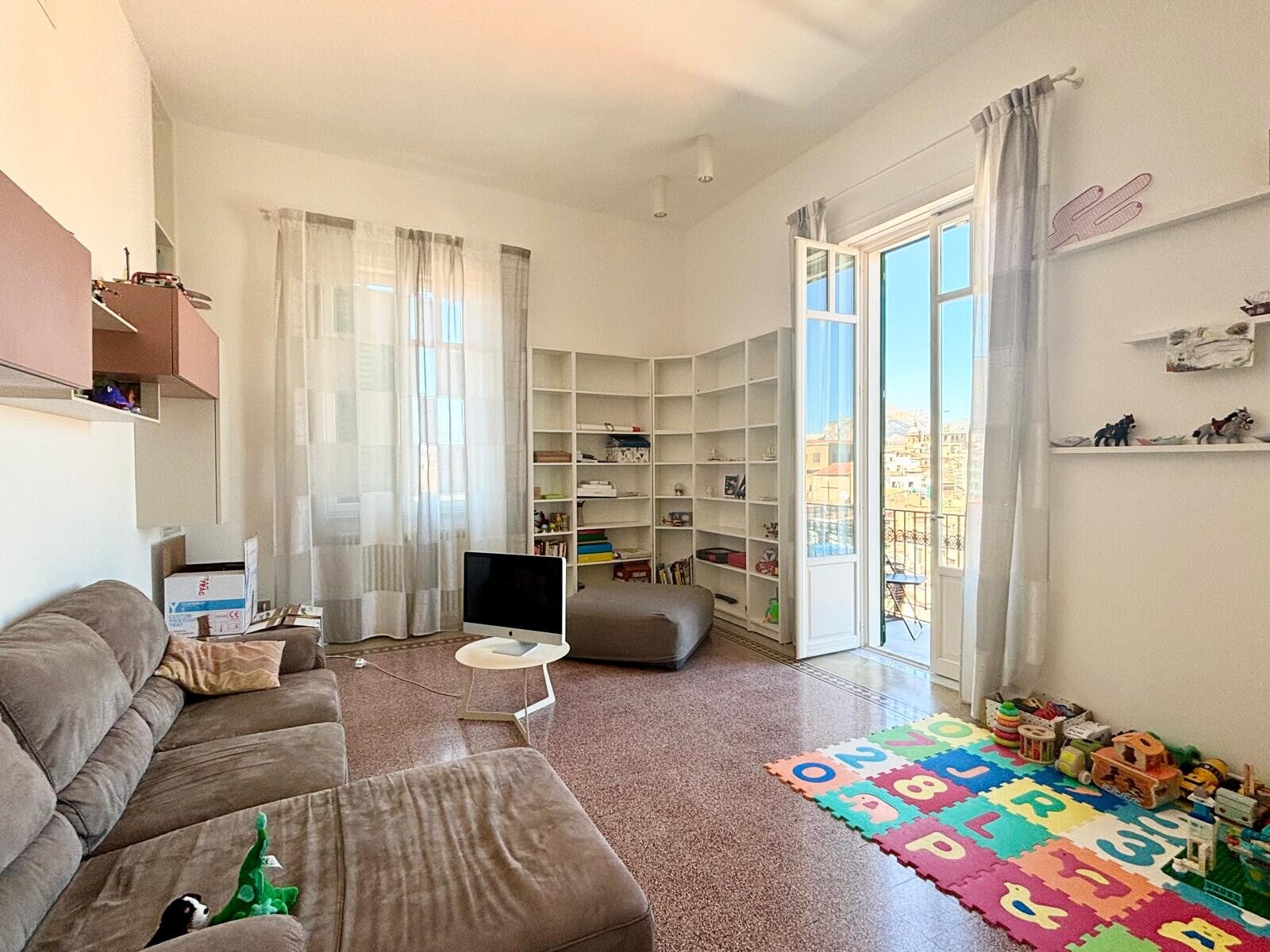 f9907e7b-e2cb-449b-9175-4edb3981b3d1