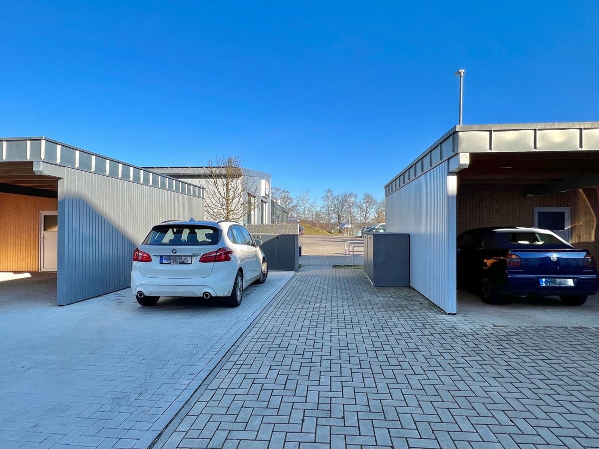 Verbindungsgang zum Supermarkt