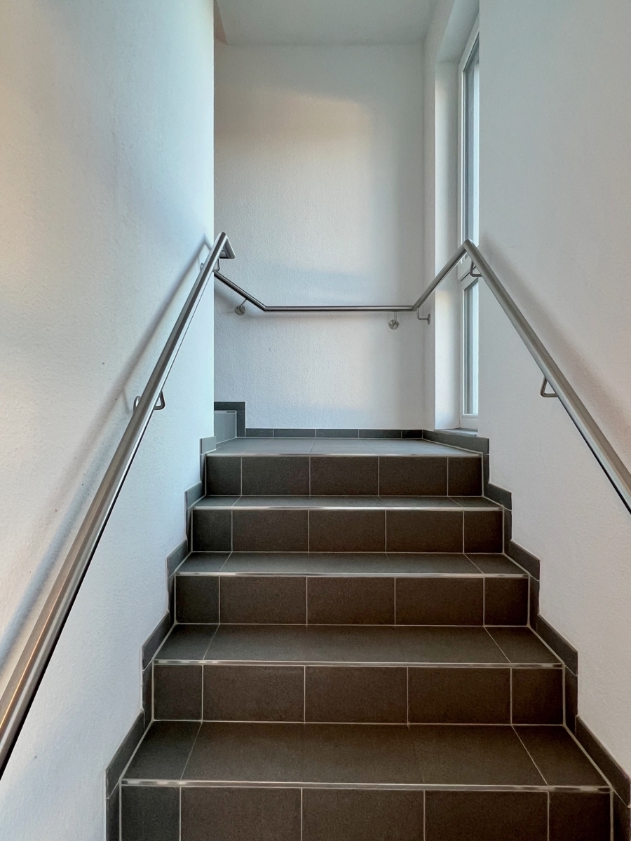 Treppenaufgang (alternativ Fahrstuhl)