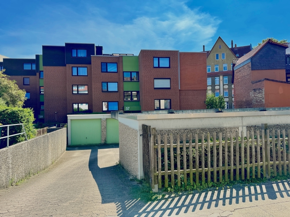 Rückansicht Haus u. Garagen