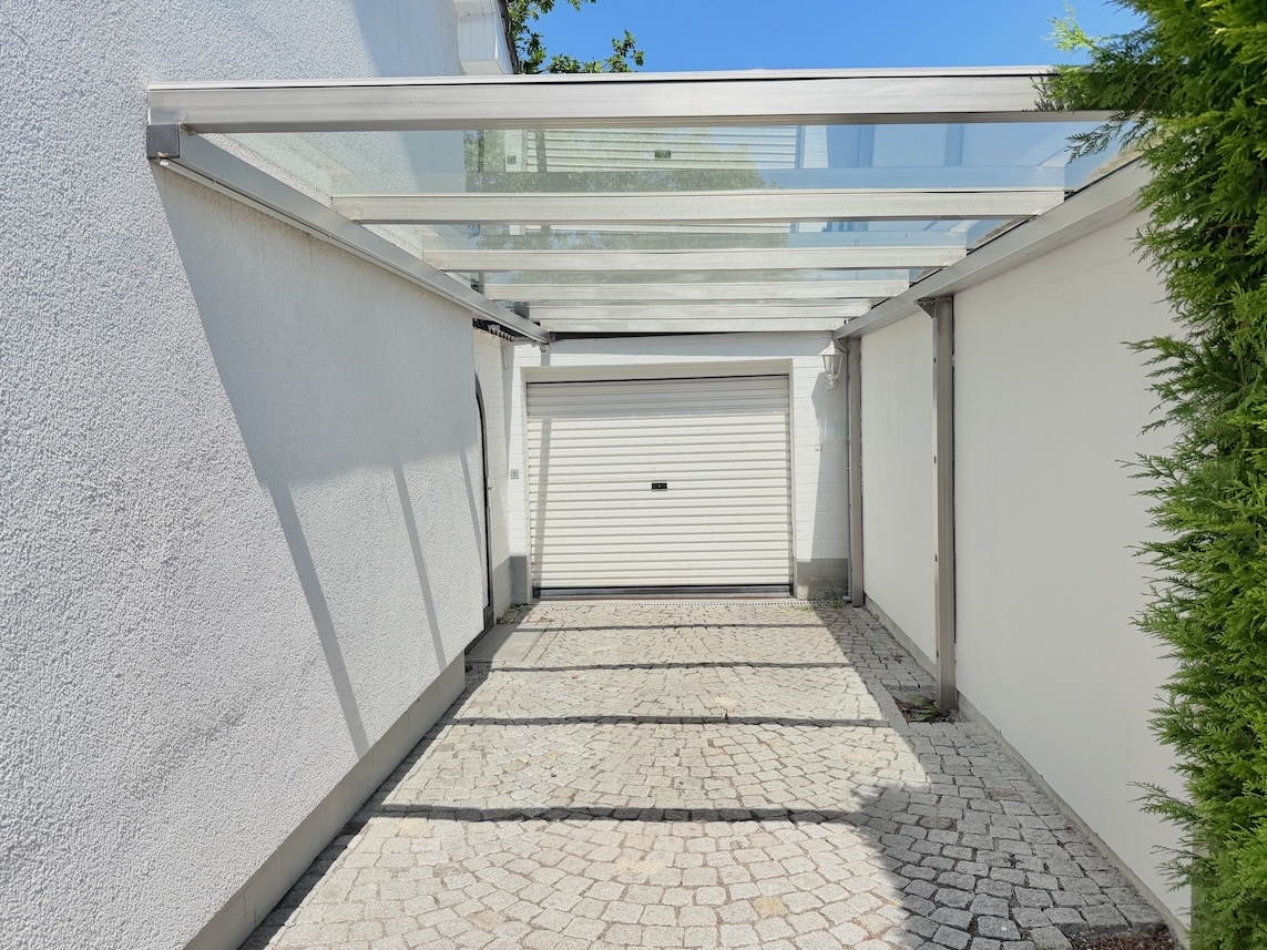 Carport mit Garage