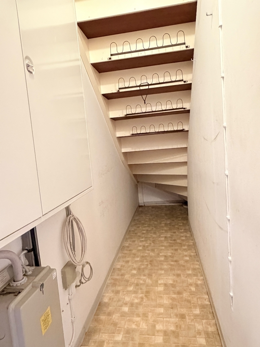 Abstellraum unter Treppe