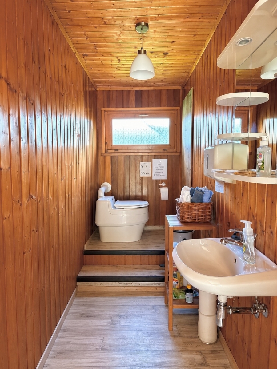 Camping-WC im Nebengebäude