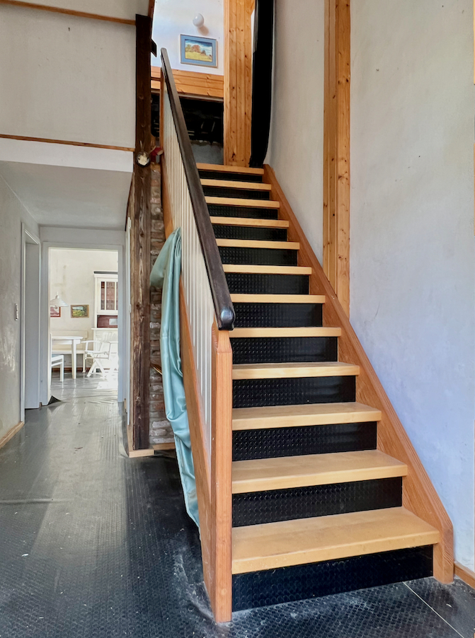 Flur u. Treppe ins OG