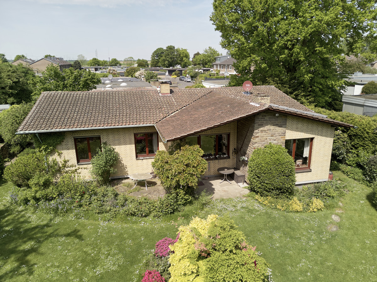 Einfamilienhaus auf Doppelgrundstück in Widdersdorf