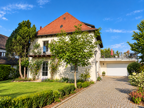 Helles Einfamilienhaus mit gepflegtem Garten