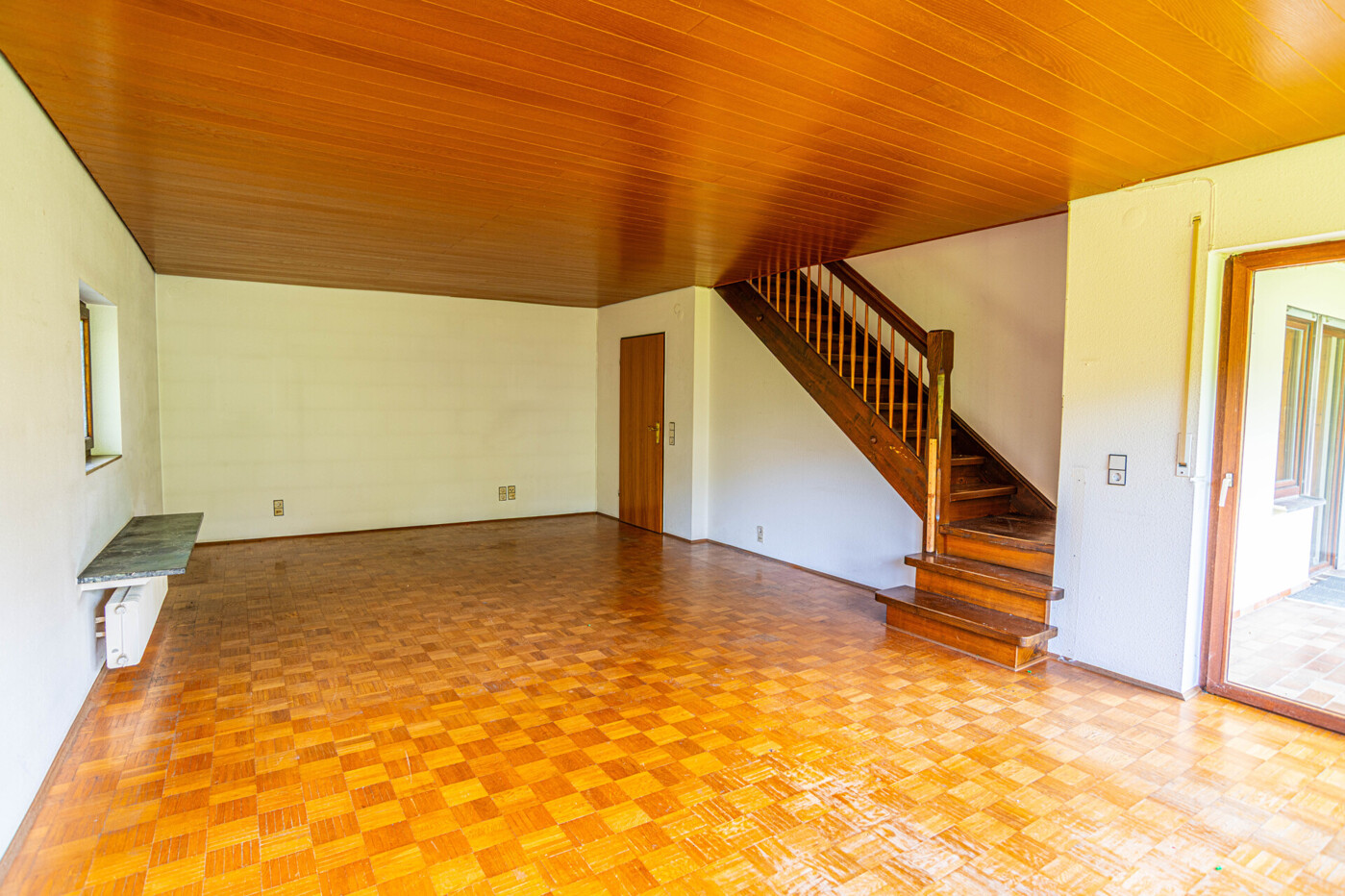 Wohnzimmer mit Treppe ins OG