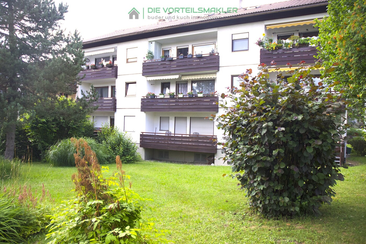 Hausansicht mit Garten