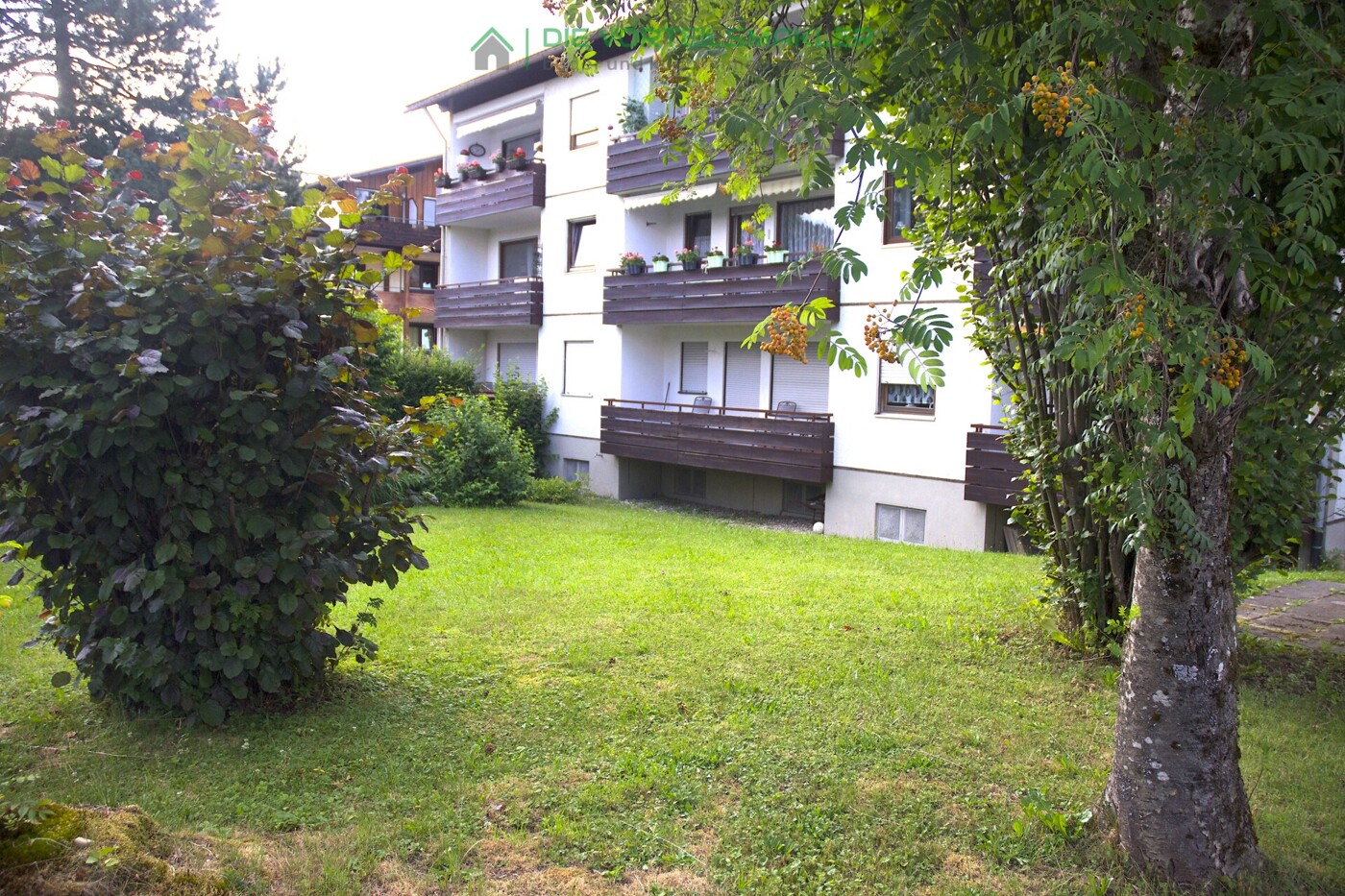 Haus Vorderseite mit Garten