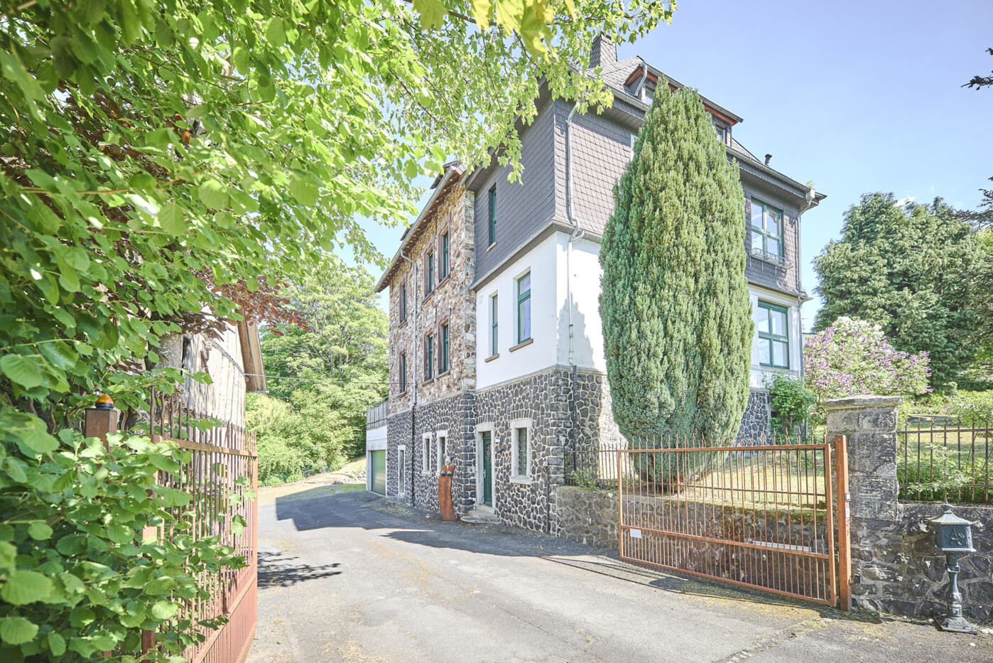 Hofeinfahrt Ansicht 1