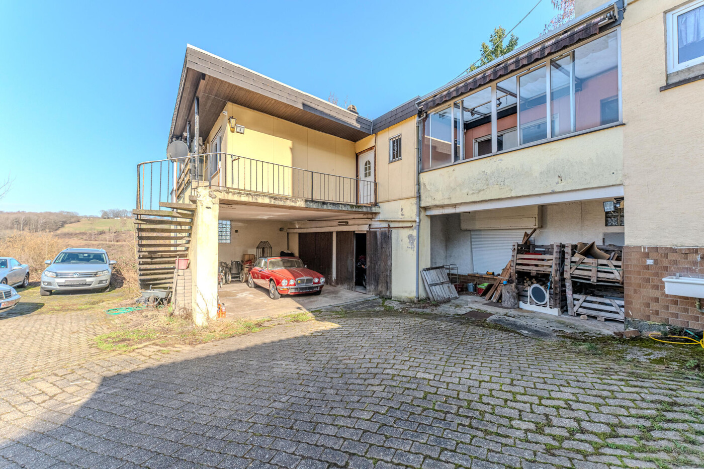 Hof mit Carport