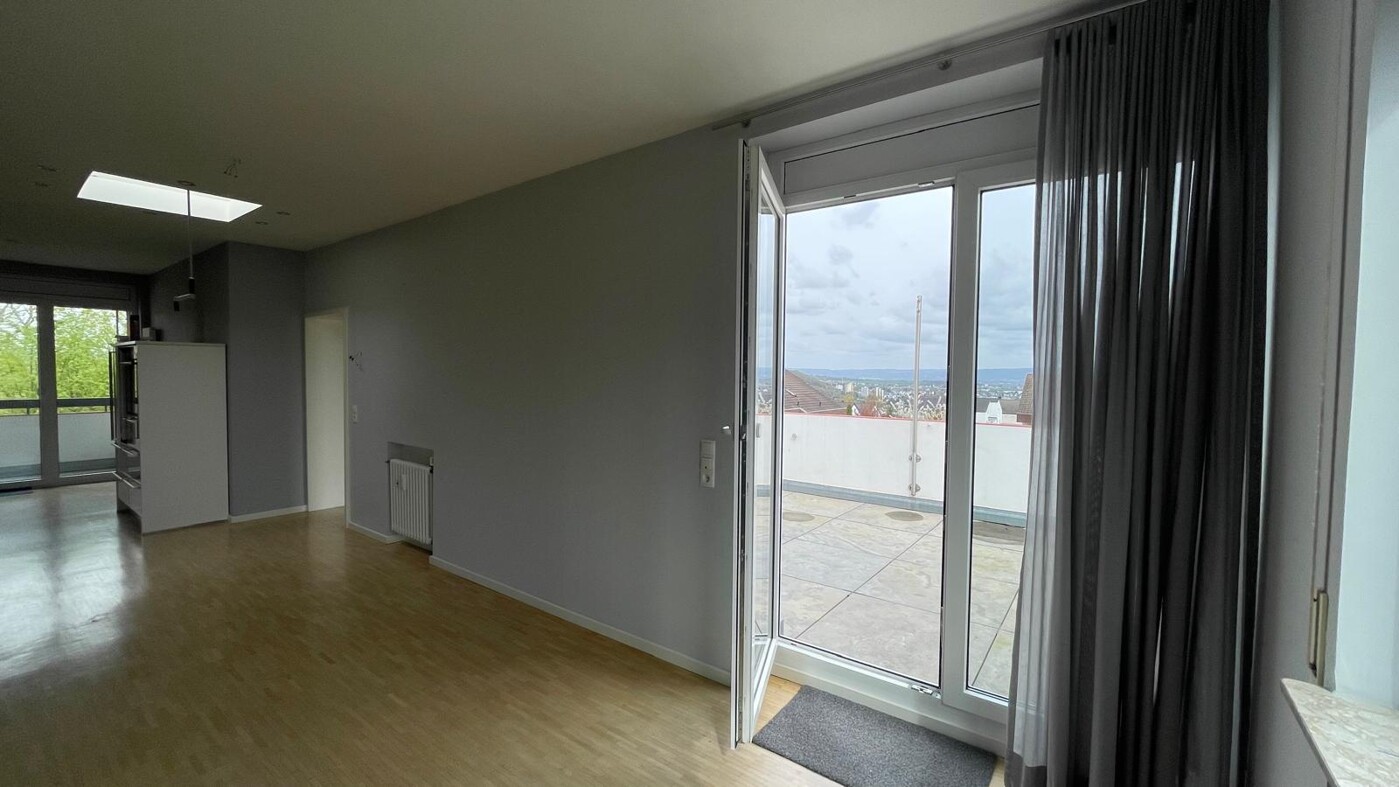 Esszimmer mit Zugang zur Terrasse