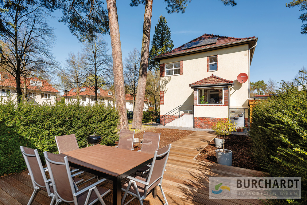 Immobilien Details 1 Hausansicht mit Terrasse