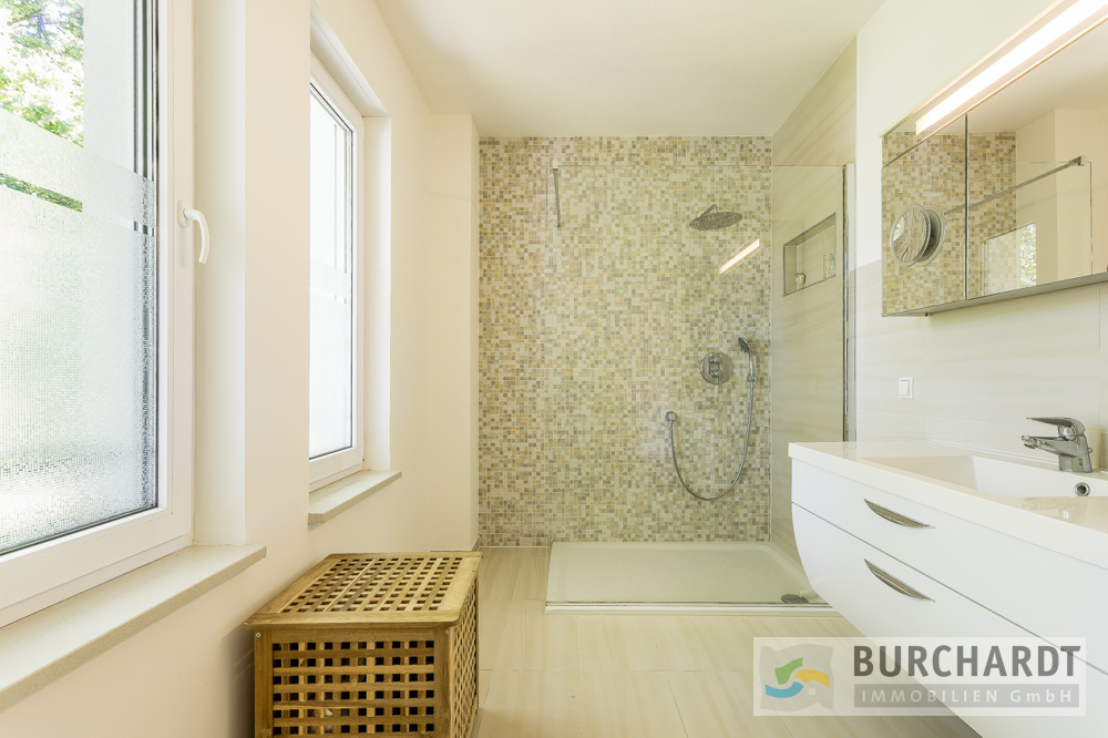 Immobilien Details 7 OG: ein modernes Bad