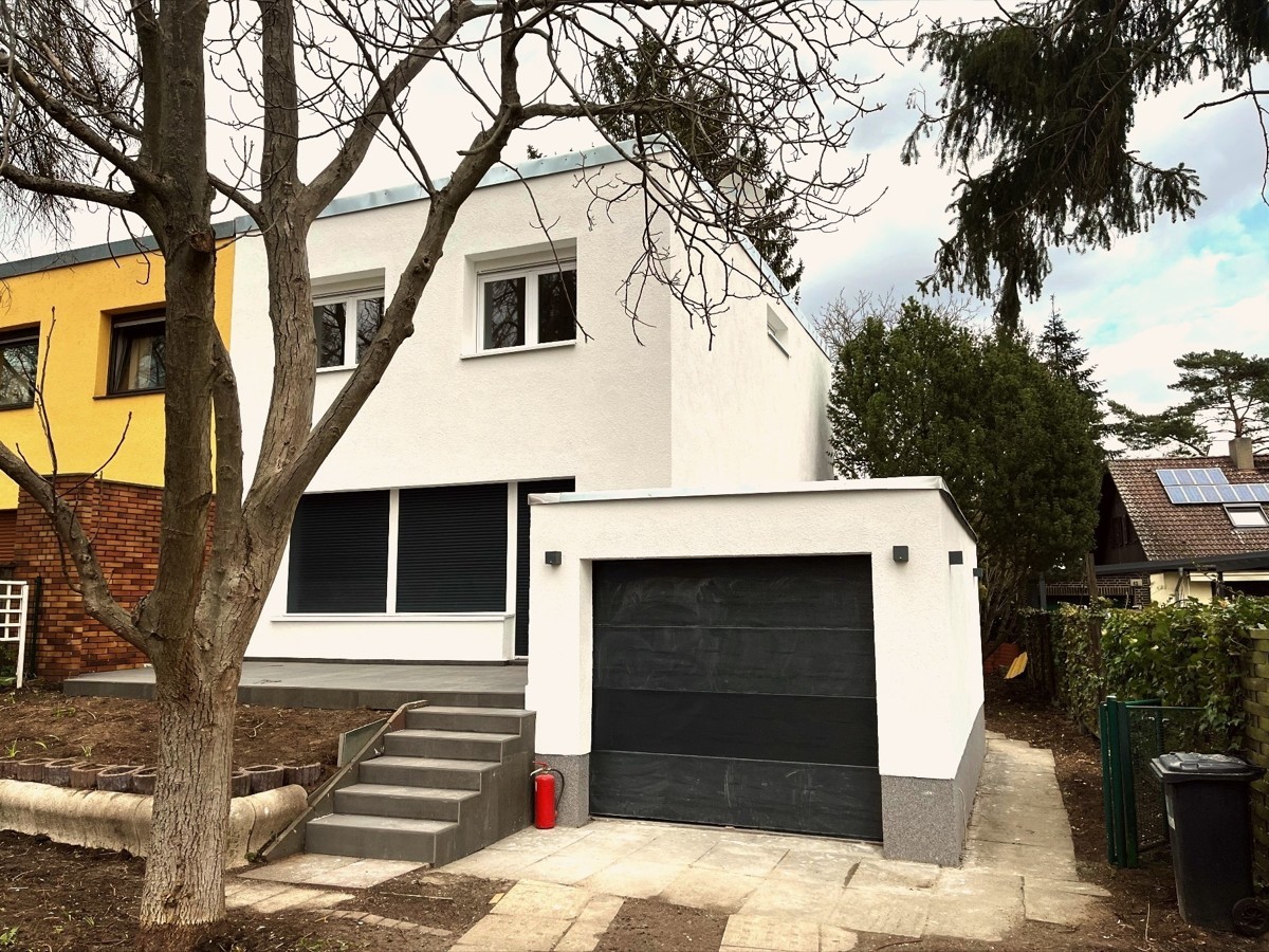 Recently Renovated 4 Room Family House with Garage