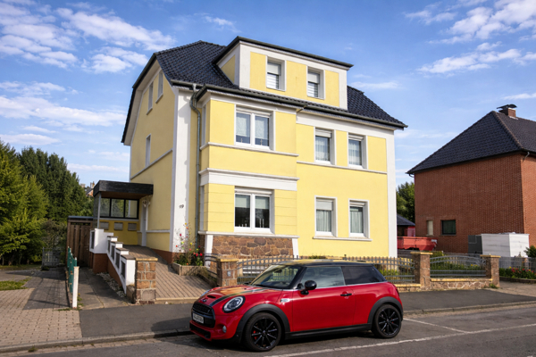 Gelbes Haus mit rotem Auto