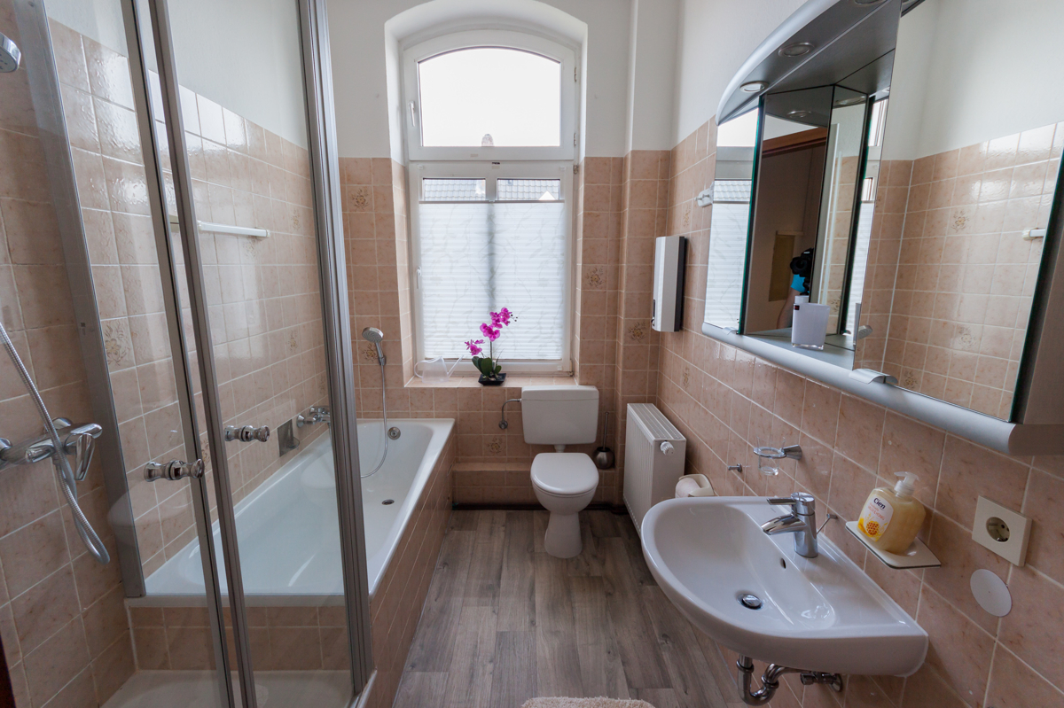 Bad mit Wanne und Dusche