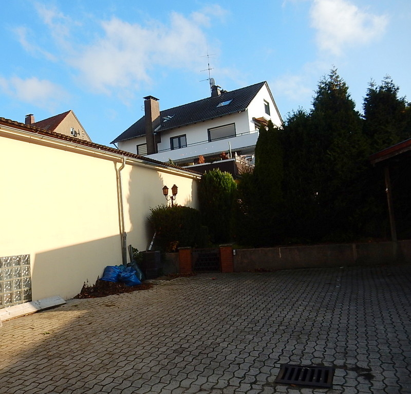 Rückseite Haus mit Lagerhalle