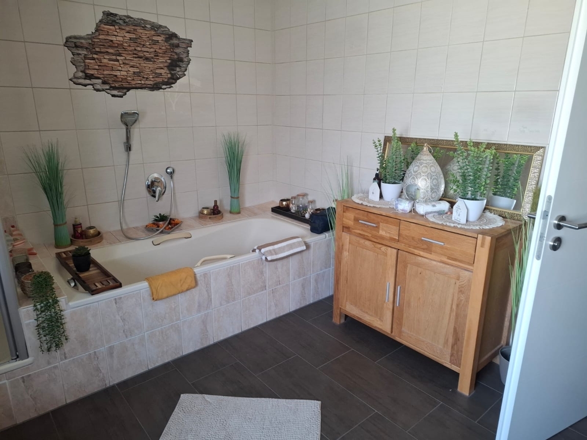 Bad mit Wanne und Dusche