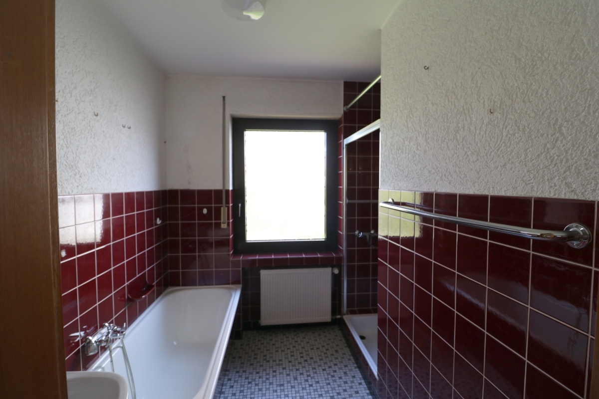 Bad mit Wanne und Dusche im Erdgeschoss