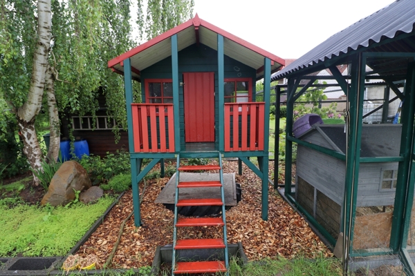 Baumhaus "Hier wird gelacht und gespielt"