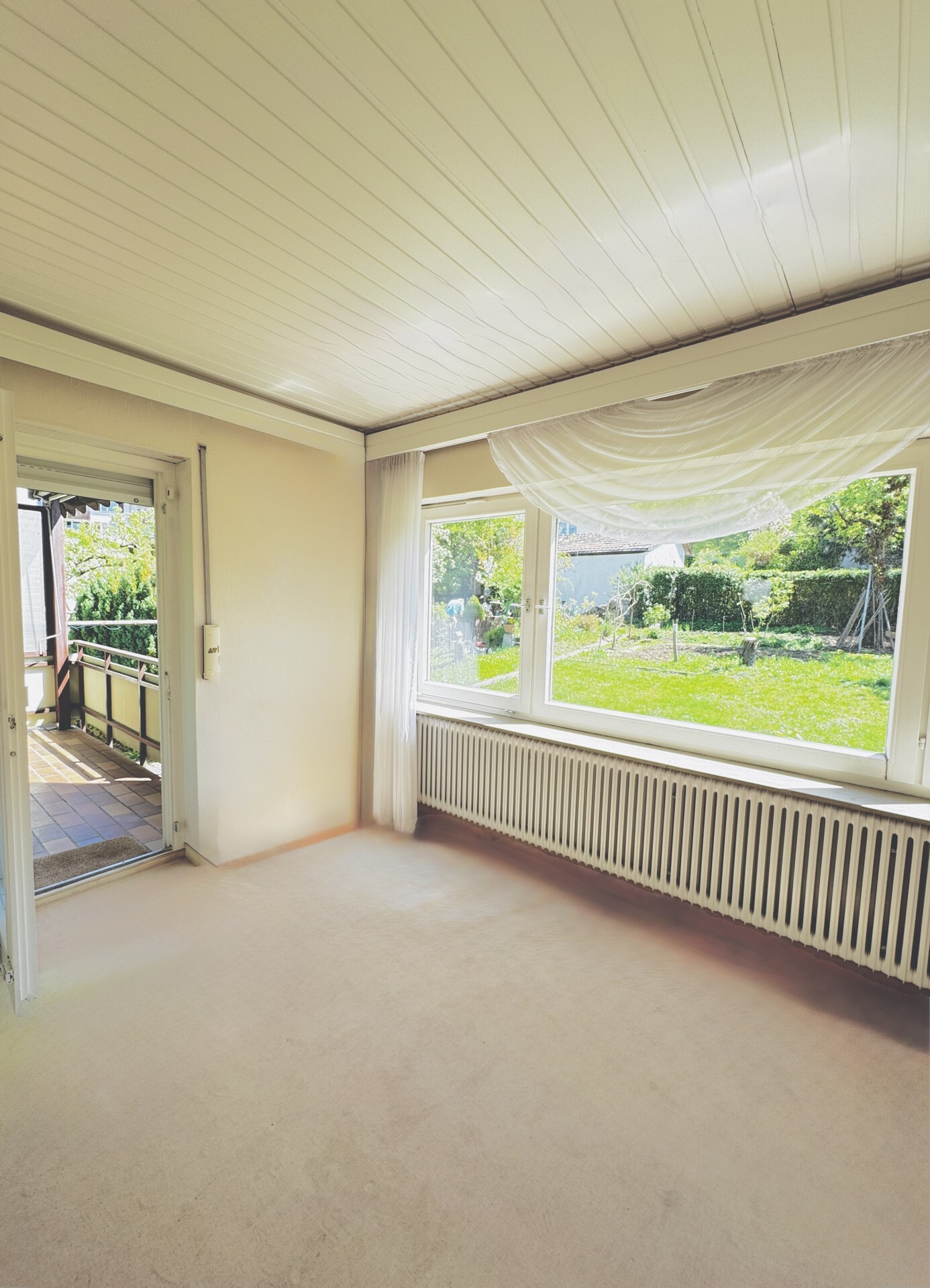 Wohnzimmer mit Balkonzugang